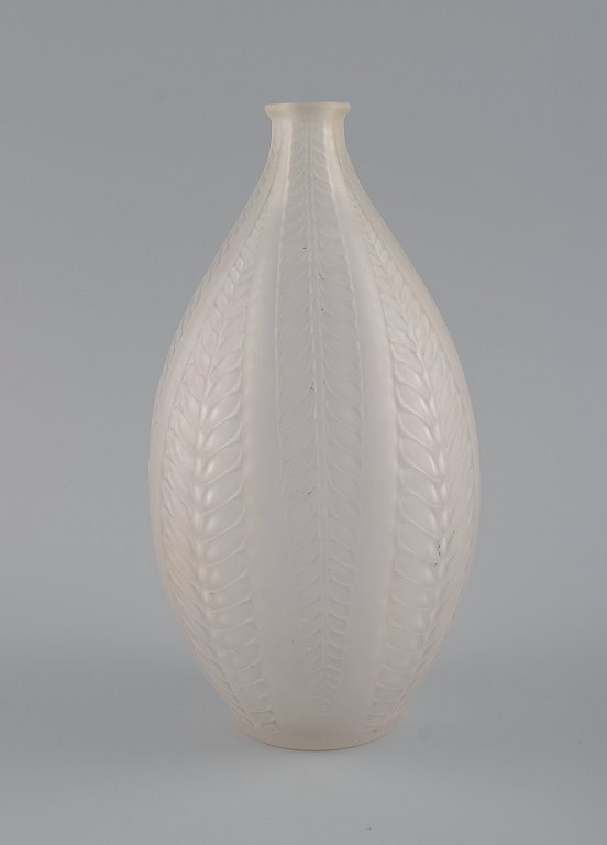 René Lalique (1860-1945), Frankrig. Acacia vase i mundblæst kunstglas med blade 
i relief. 1920/30