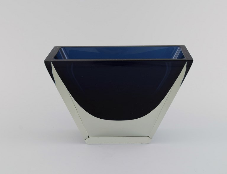 Harry Moilanen (1931-1991) for Nuutajärvi Notsjö. Vase i mørkeblåt og klart 
mundblæst kunstglas. Finsk design. Dateret 1963. 
