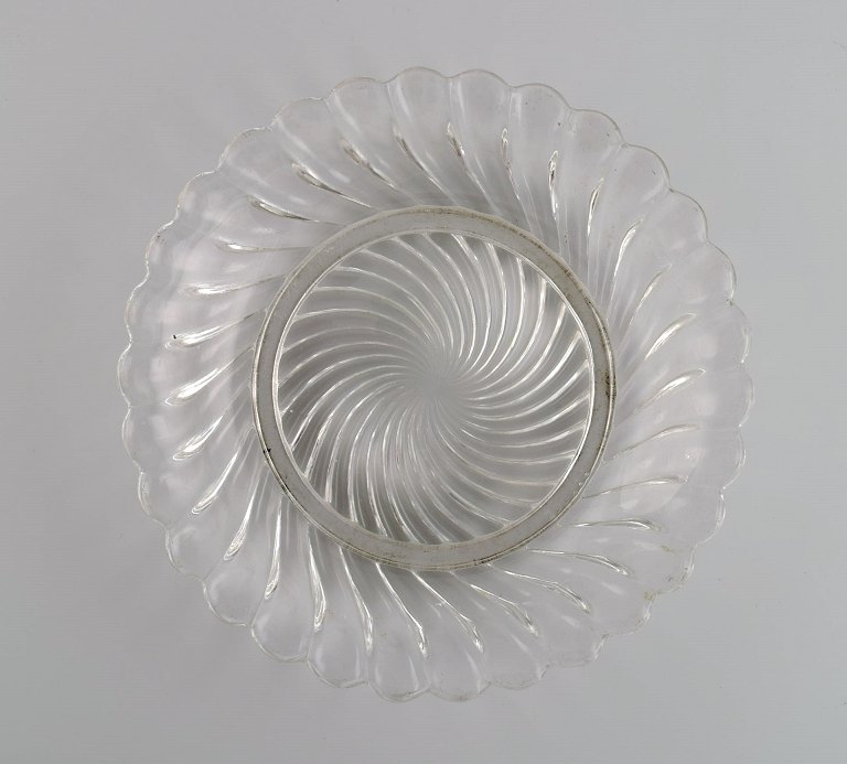 Baccarat, France. Round art deco bowl / dish in clear art glass. 1930s / 40s.
