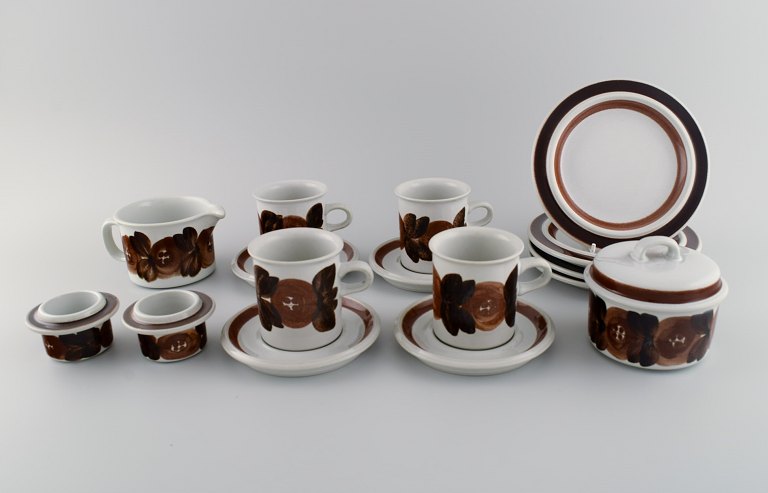 Ulla Procope (1921-1968) for Arabia. Timian kaffeservice i håndmalet stentøj til 
fire personer. 1960