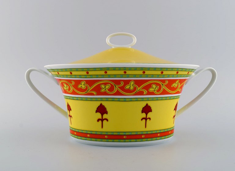 Paul Wunderlich for Rosenthal. Bokhara suppeterrin i porcelæn. Farverigt design, 
sent 1900-tallet.
