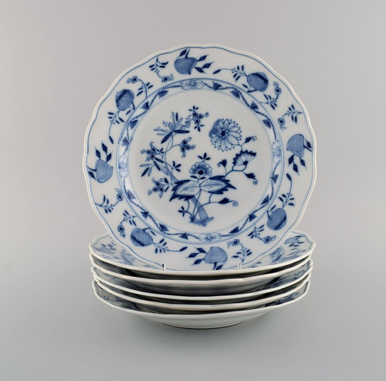 Seks antikke Meissen Løgmønstret middagstallerkener i håndmalet porcelæn. Ca. 
1900.
