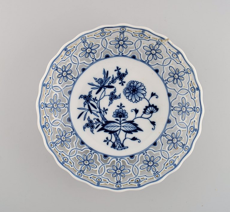 Meissen Løgmønstret skål i håndmalet gennembrudt porcelæn. Ca. 1900.
