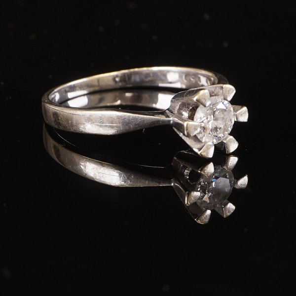 14 kt white gold ring with a circa 0,5ct diamond. W/P1. Ringsize 57