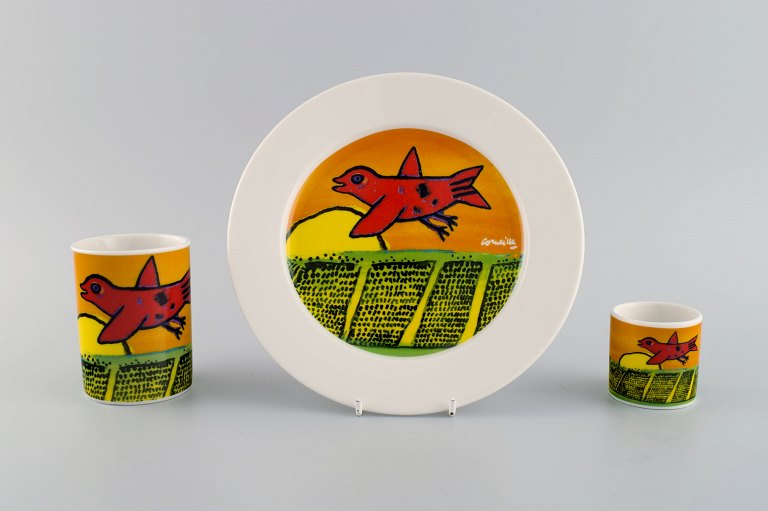 Corneille (Guillaume Cornelis van Beverloo), Hollandsk CoBrA kunstner 
(1922-2010). Kaffekop, tallerken og æggebæger i porcelæn dekoreret med fugle 
over mark med solopgang. 1980/90