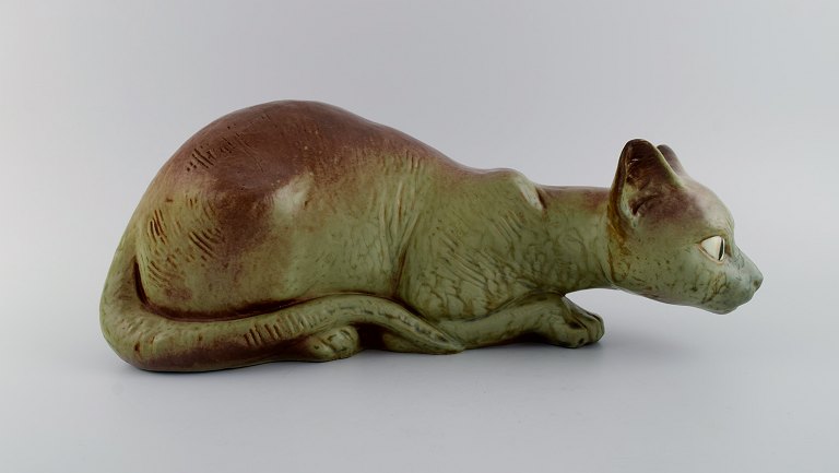 Lladro, Spain. Large and rare sculpture in glazed ceramics. Lying cat. 1960s.
