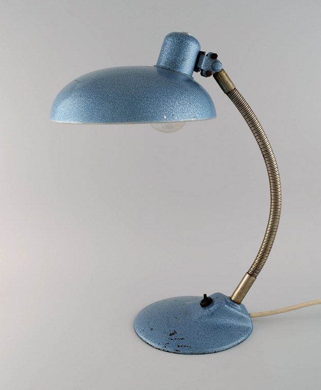 Justerbar skrivebordslampe i original turkis hammerlak. Industrielt design, midt 
1900-tallet.
