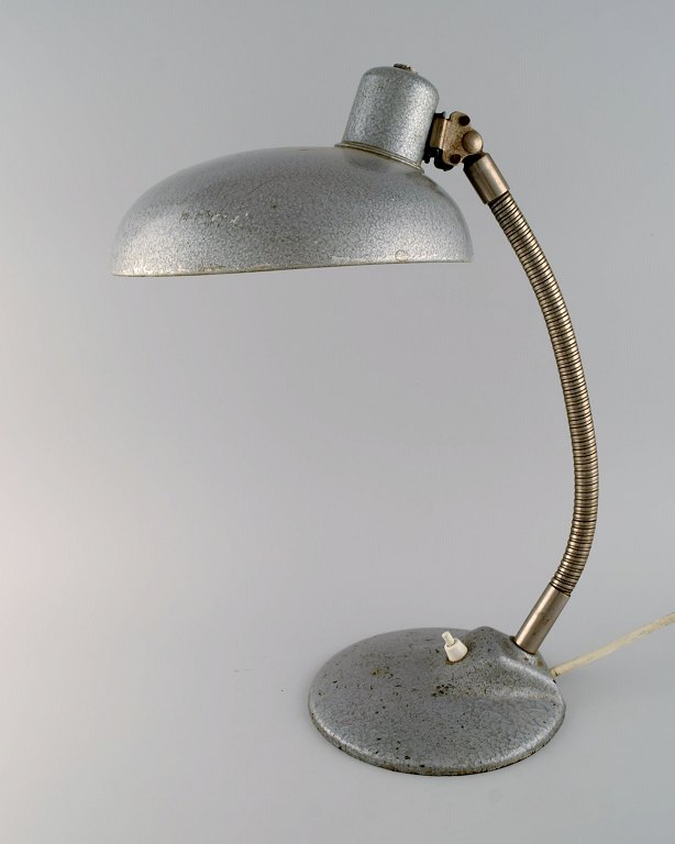 Justerbar skrivebordslampe i original metallisk hammerlak. Industrielt design, 
midt 1900-tallet.
