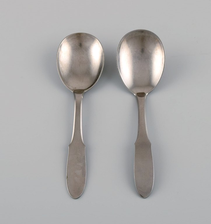 Gundorph Albertus for Georg Jensen. To Mitra marmeladeskeer i rustfrit stål. 
1970