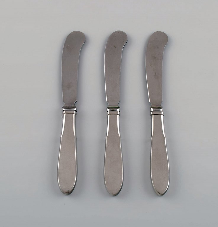Gundorph Albertus for Georg Jensen. Three Mitra butter knives in stainless 
steel. 1970s.
