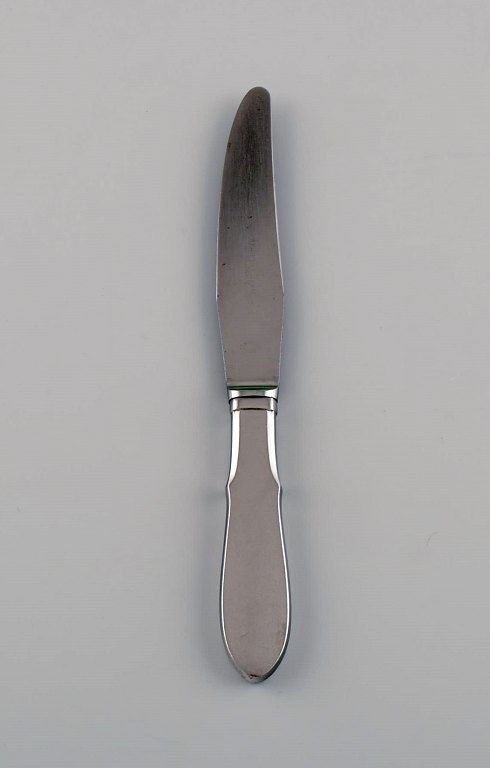 Gundorph Albertus for Georg Jensen. Mitra lunch knife in stainless steel. 1970s. 
Eight pieces in stock.
