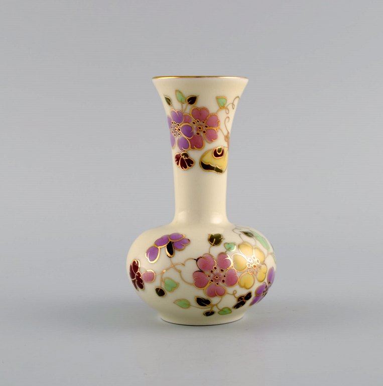 Zsolnay vase i cremefarvet porcelæn med håndmalede blomster, sommerfugle og 
gulddekoration. Sent 1900-tallet.
