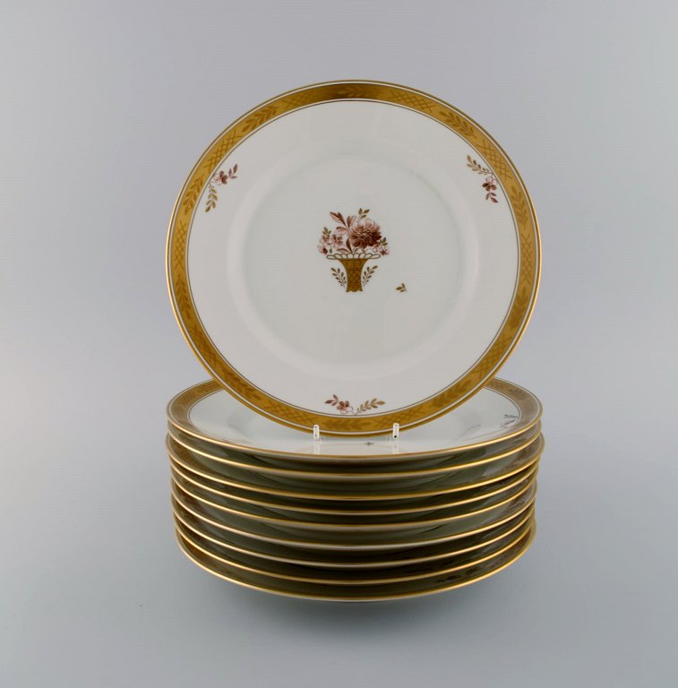 10 Royal Copenhagen Golden Basket dinner plates in hand-painted porcelain with 
flowers and gold decoration. 1960s. Model number 595/9586.
