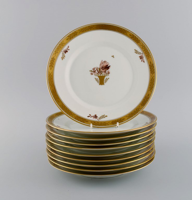 10 Royal Copenhagen Guldkurv frokosttallerkener i håndmalet porcelæn med 
blomster og gulddekoration. 1960
