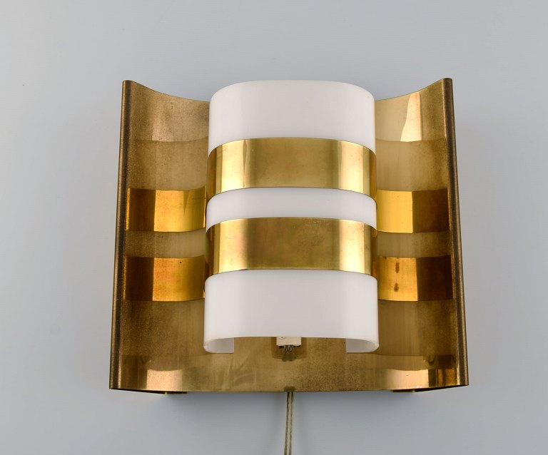 Hans Agne Jakobsson for A / B Markaryd. Wall lamp in brass. Swedish design, 
1960s / 70s.
