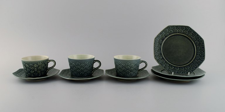 Jens H. Quistgaard (1919-2008) for Nissen Kronjyden. Three Azur teacups with 
saucers and three plates in glazed stoneware. 1960s.
