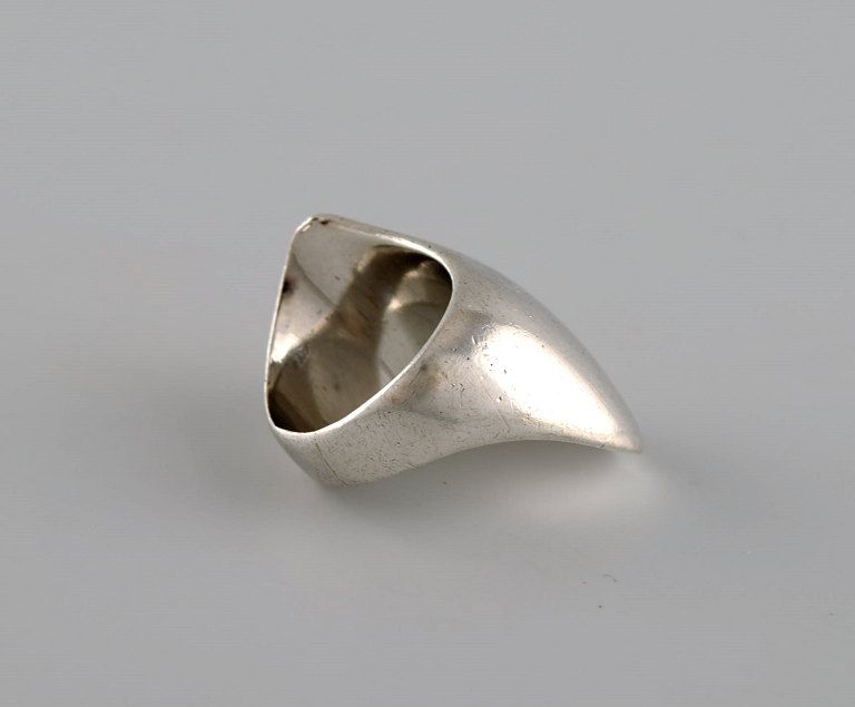 Nanna Ditzel for Georg Jensen. Modernistisk ring i sterlingsølv. 1960