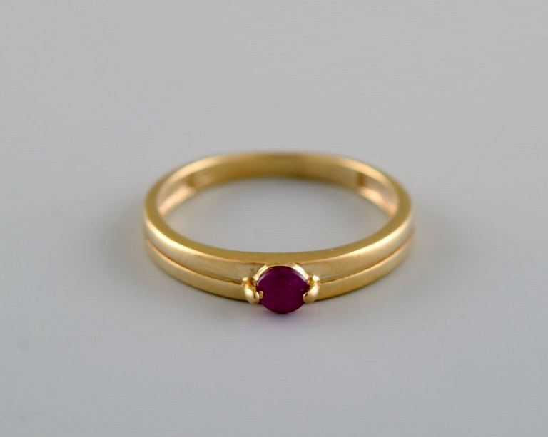 Dansk guldsmed. Vintage ring i 8 karat guld prydet med rød halvædelsten. Midt 
1900-tallet.
