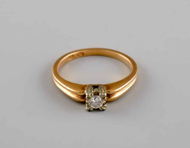 Svensk guldsmed. Vintage ring i 18 karat guld prydet med brilliant på 0,14 
karat. 1930