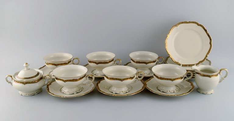 KPM, Berlin. Royal Ivory teservice i cremefarvet porcelæn med gulddekoration til 
seks personer. 1920