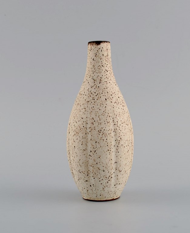 Körting, Tyskland. Unika vase i glaseret stentøj. Smuk spættet glasur i sand 
nuancer. Midt 1900-tallet.
