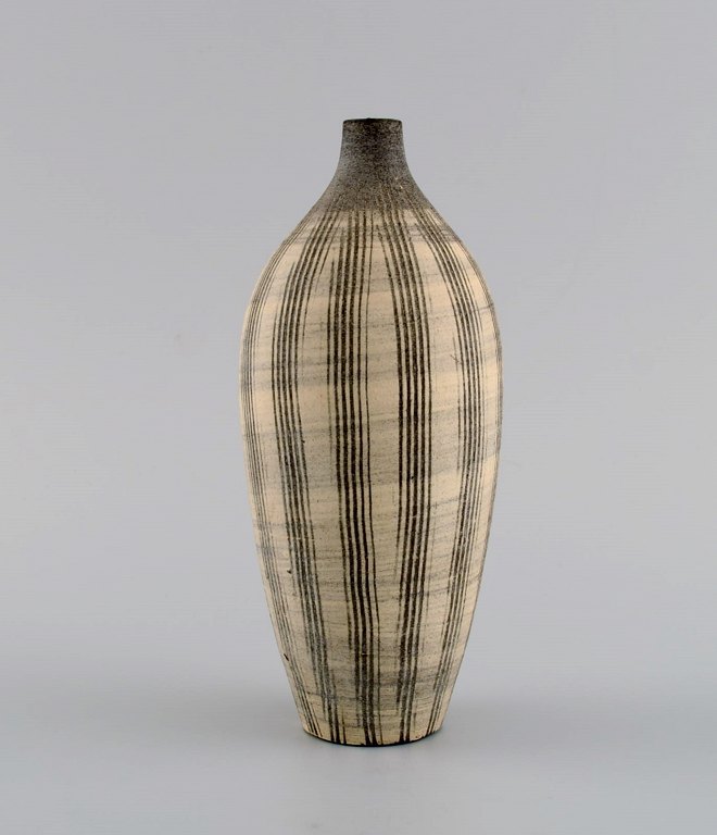 Körting Ceramics. Unique vase in glazed stoneware. Beautiful glaze in sand 
shades. Striped design. Germany, mid-20th century.
