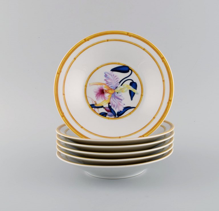 Porcelaine de Paris. "Aurore Tropicale". Seks dybe tallerkener i porcelæn dekoreret med blomster og bambus. 1980