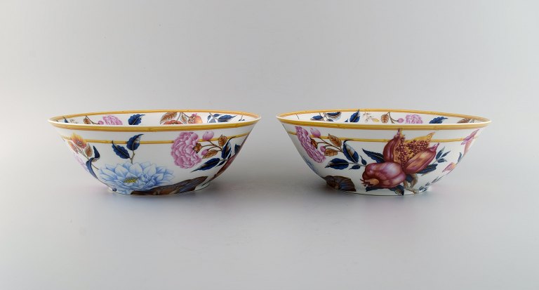 Porcelaine de Paris. "Aurore Tropicale". To store porcelænsskåle dekoreret med blomster og granatæbler. 1980