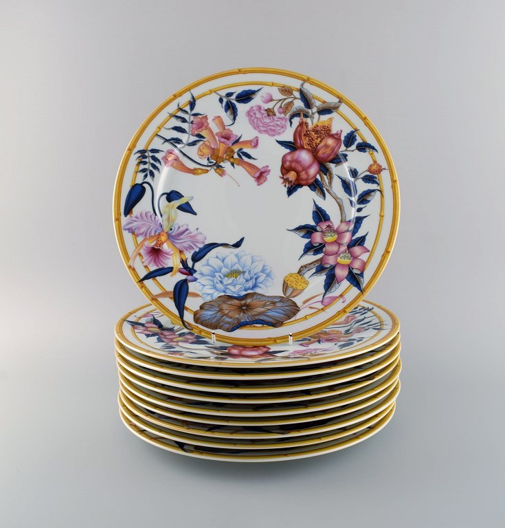 Porcelaine de Paris. "Aurore Tropicale". 10 dækketallerkener i porcelæn 
dekoreret med blomster og granatæbler. 1980
