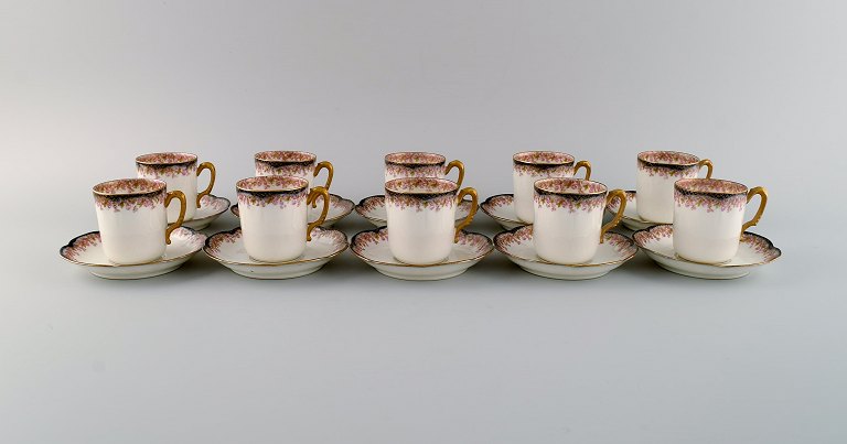 Limoges, Frankrig. 10 mokkakopper med underkopper i håndmalet porcelæn. Lyserøde blomster og guldkant. 1930