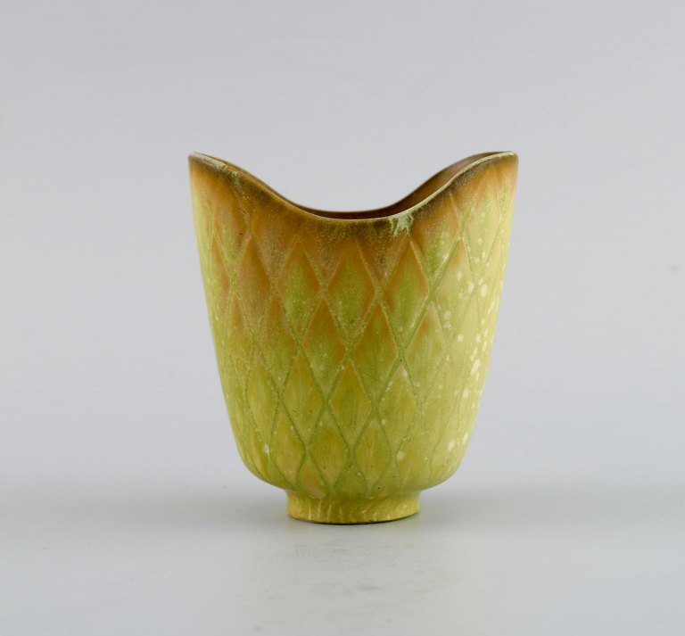 Gunnar Nylund (1904-1997) for Rörstrand. Lille vase i glaseret keramik med 
indridset ternet mønster. Smuk æggeskalsglasur. Midt 1900-tallet.
