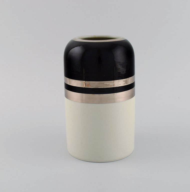 Peter Winquist for Arabia. Modernistisk vase i glaseret keramik med 
sølvdekoration. Finsk design, 1960