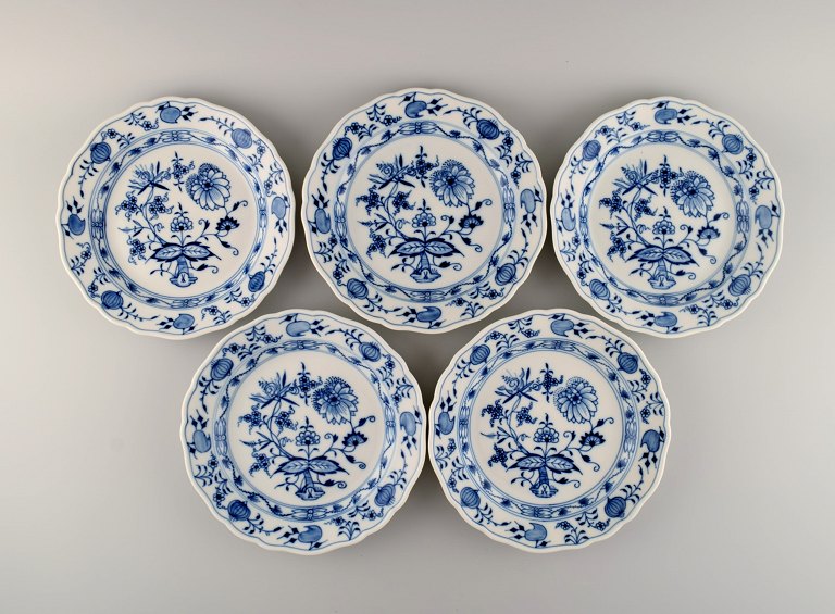 Fem antikke Meissen Løgmønstret frokosttallerkener i håndmalet porcelæn. Ca. 
1900.
