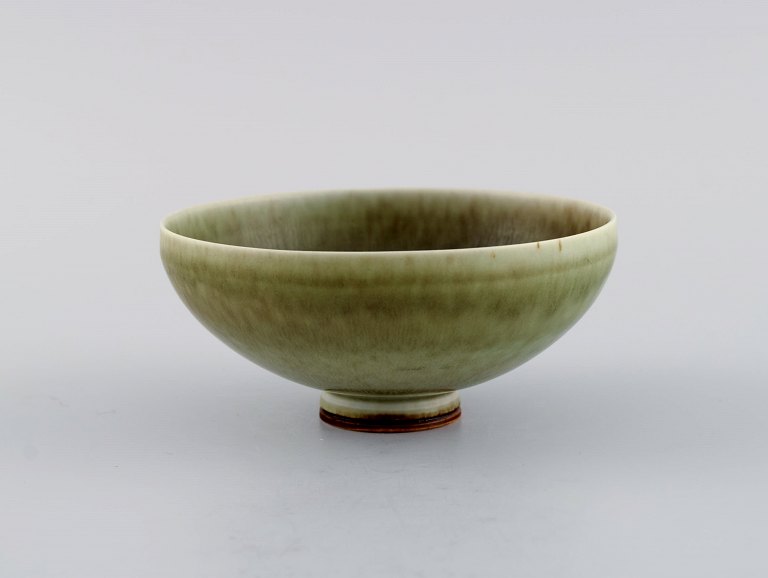 Berndt Friberg (1899-1981) for Gustavsberg Studiohand. Miniature bowl in glazed 
ceramics. Dated 1961.
