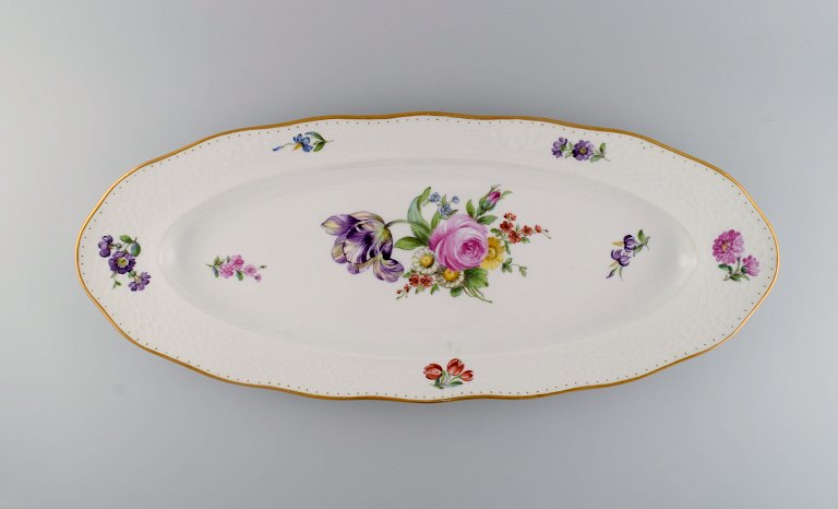 Royal Copenhagen Saksisk Blomst. Kolossalt fiskefad i porcelæn med håndmalede 
blomster og guldkant. 1800-tallet.
