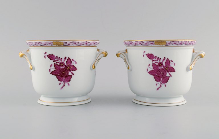 Herend Chinese Bouquet Raspberry. Two vases in hand-painted porcelain modeled 
with handles. Mid-20th century.
