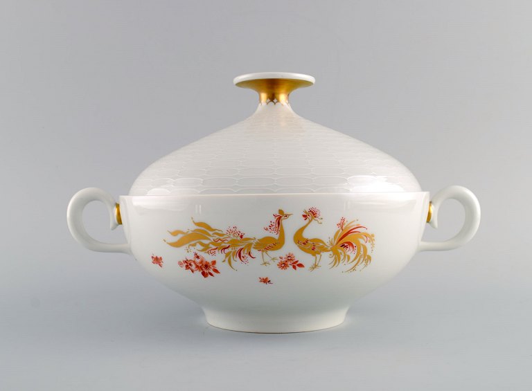 Rare art deco Meissen lidded tureen with hand-painted peacocks and gold 
decoration. 1930s.
