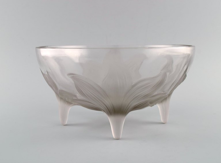 René Lalique (1860-1945), Frankrig. Sjælden "Lys" skål på fødder i klart og 
matteret mundblæst kunstglas med fire liljer. 1920