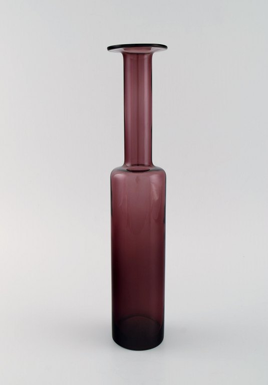 Nanny Still (1926-2009) for Riihimäen Lasi. Vase in purple mouth-blown art 
glass. Finnish design, 1960s.
