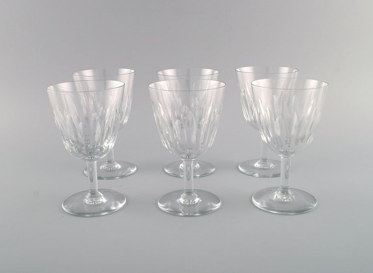 Baccarat, Frankrig. Seks art deco rødvinsglas i klart mundblæst krystalglas. 
1930