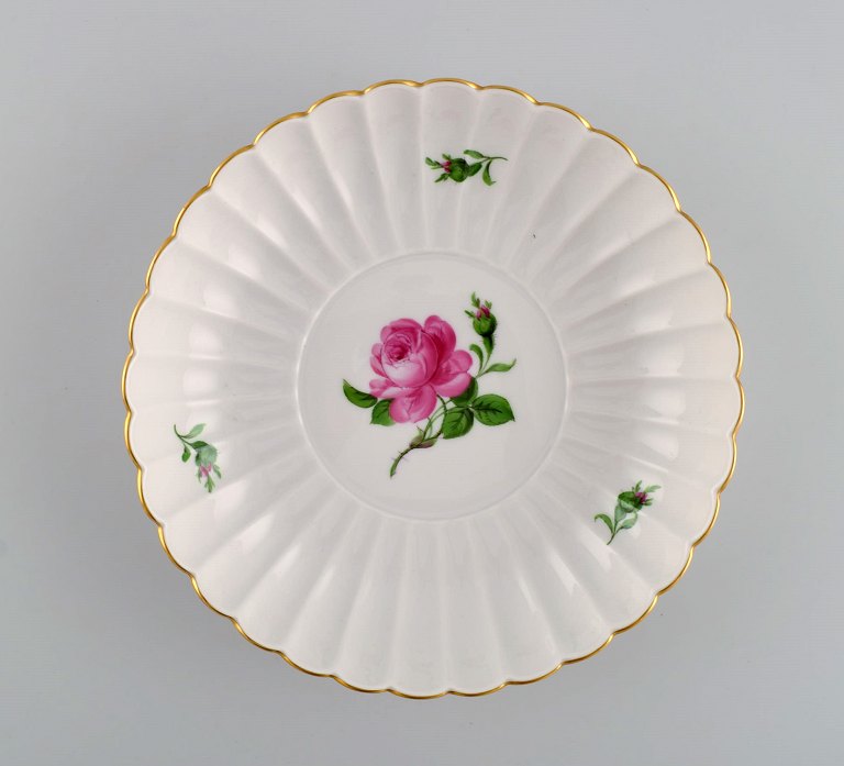 Rund Meissen Pink Rose skål i håndmalet porcelæn med guldkant. Tidligt 
1900-tallet.
