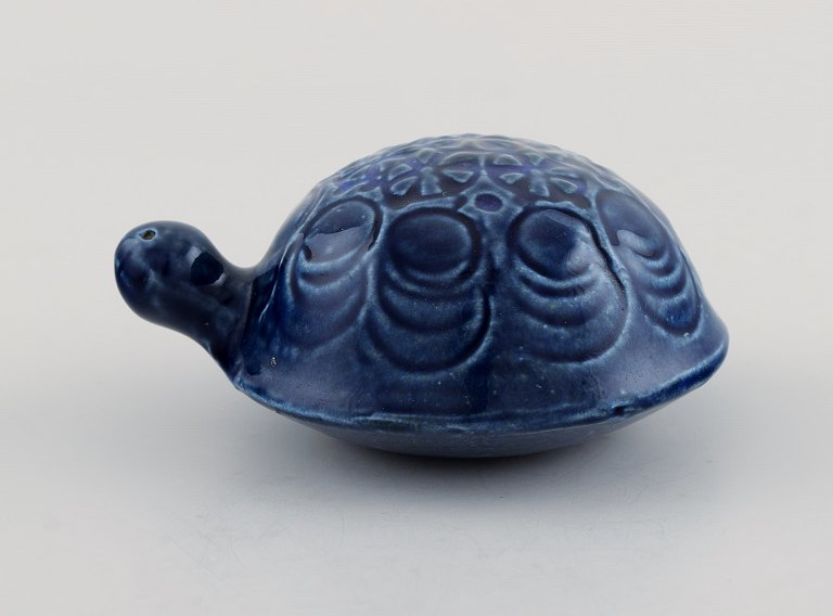 Lisa Larson for Gustavsberg. Skildpadde i glaseret stentøj. Smuk glasur i blå 
nuancer. 1970
