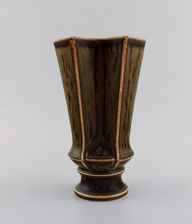 Lisa Engquist (1914-1989) for Bing og Grøndahl. Kubistisk vase i glaseret 
stentøj med glasur i brune nuancer. Midt 1900-tallet.
