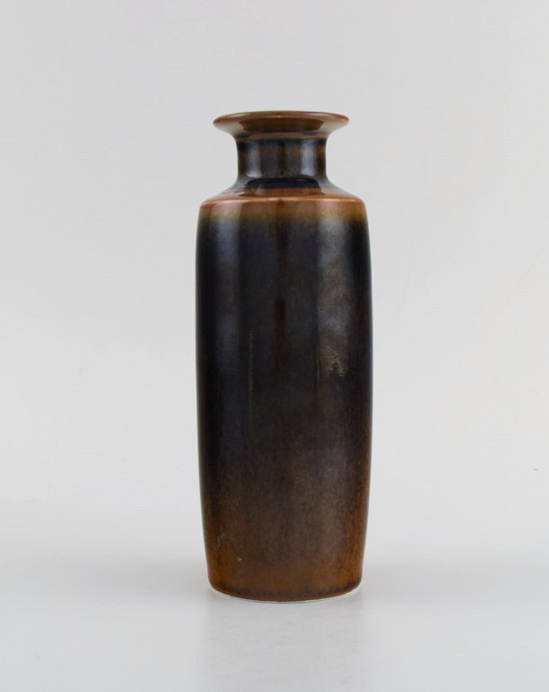 Carl Harry Stålhane (1920-1990) for Rörstrand. Vase i glaseret keramik. Smuk 
glasur i brune nuancer. Midt 1900-tallet.
