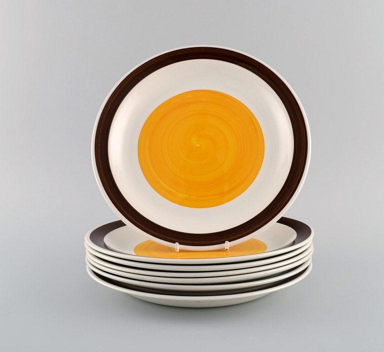 Carl Harry Stålhane (1920-1990) for Rörstrand. Seven Solöga dinner plates in 
hand-painted and glazed stoneware. 1960s / 70s.
