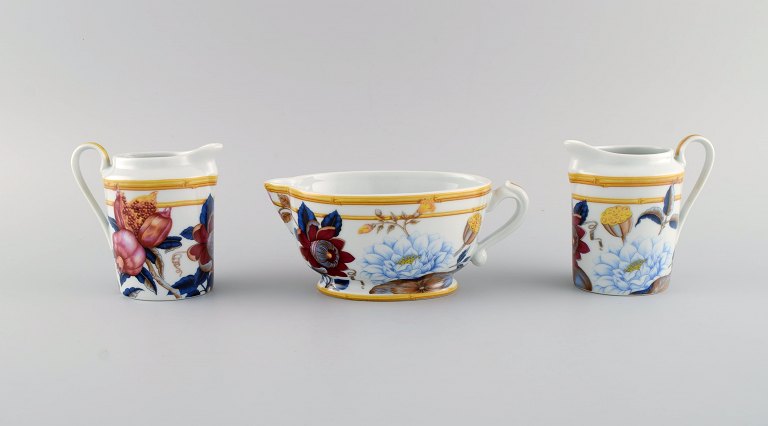 Porcelaine de Paris. "Aurore Tropicale". Tre kander i porcelæn dekoreret med blomster, granatæbler og bambus. 1980