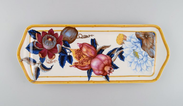 Porcelaine de Paris. "Aurore Tropicale". Aflang bakke i porcelæn dekoreret med blomster, granatæbler og bambus. 1980