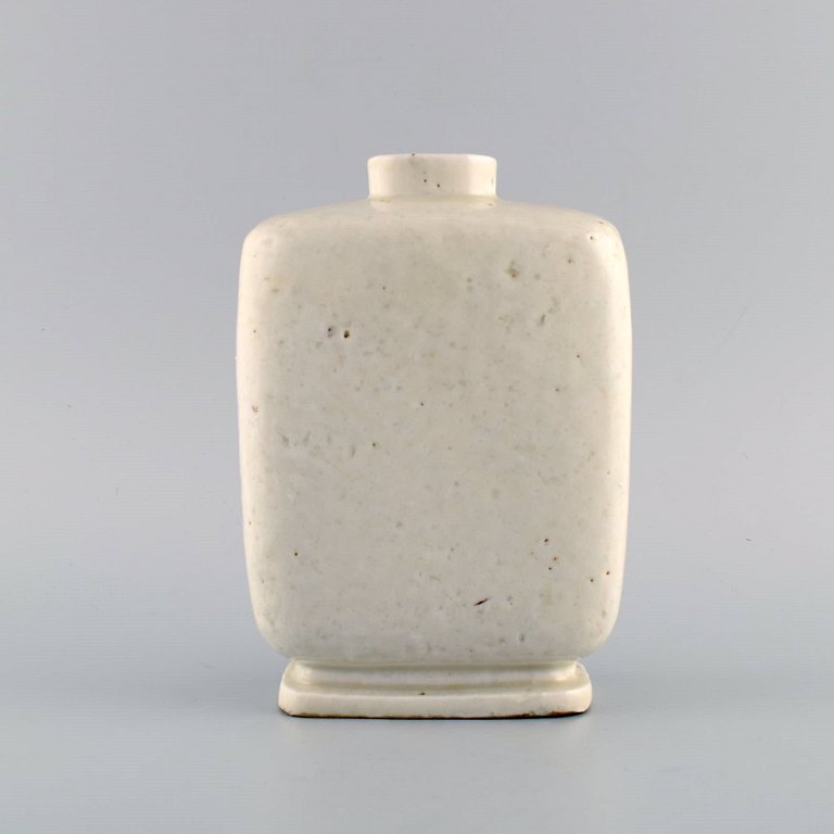 Gunnar Nylund (1904-1997) for Rörstrand. Chamotte vase in white glazed ceramics. 
1960s.
