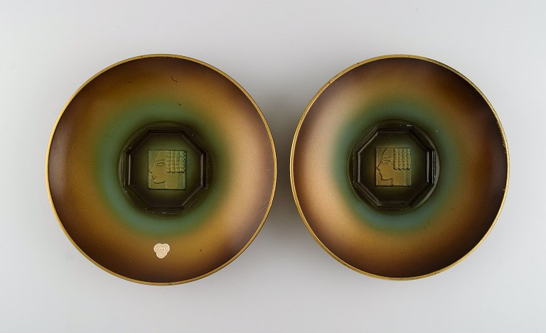 Zicu, Sweden. Two art deco dishes / bowls in patinated metal with faces in 
relief. Mid 20th century.
