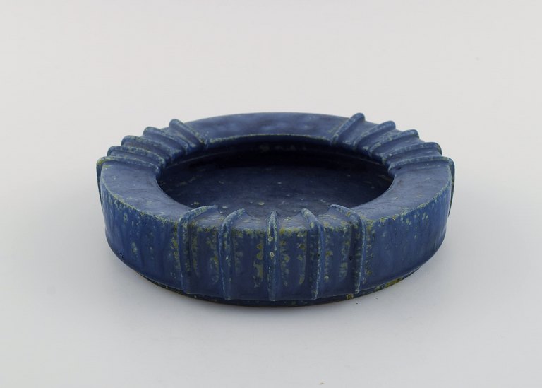 Arne Bang (1901-1983), Denmark. Round bowl in glazed ceramics with fluted edge. 
Beautiful glaze in shades of blue. 1940s.
